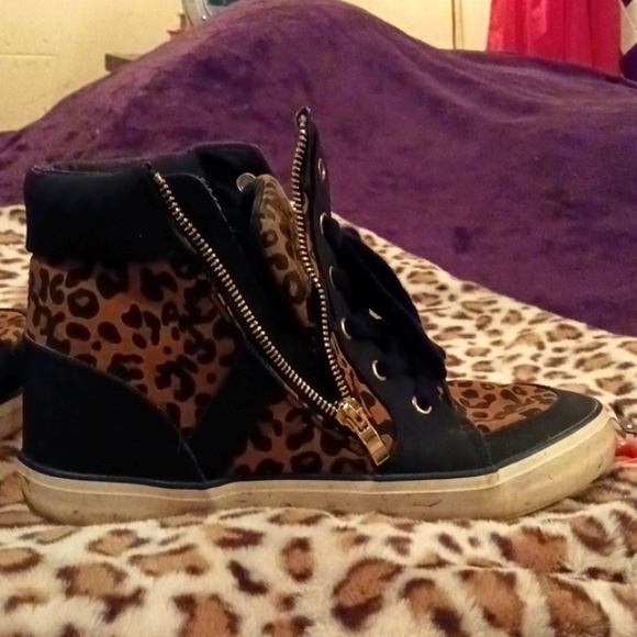 FINAL PRICE before donate! ShoeDazzle Sz 8 Leopard Hidden Wedge Tennis shoes - Picture 3 of 16